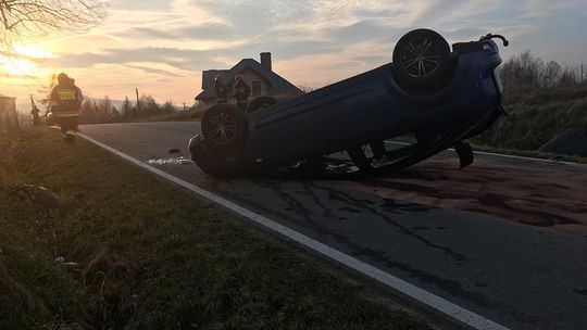 Dominikowice. Ford zakończył jazdę na dachu. [zdjęcia]