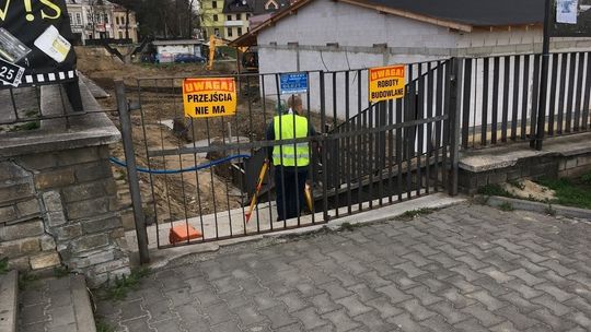 Wylewają beton pod fundamenty przyszłej galerii. Jak duży będzie budynek?