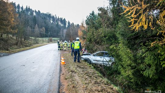 Roztrzaskana osobówka na zjeździe z Klimkówki