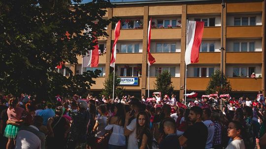 Na gorlickim Rynku zrobiło się biało-czerwono. Razem kibicujemy naszym! (ZDJĘCIA)