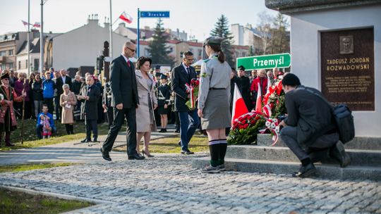 Gorlickie obchody 100. rocznicy odzyskania przez Polskę niepodległości. O godzinie 12.00 wybrzmiał hymn.