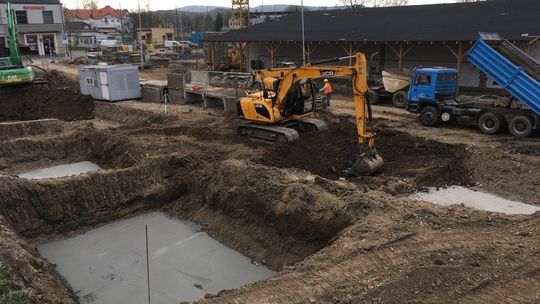 Wylewają beton pod fundamenty przyszłej galerii. Jak duży będzie budynek?