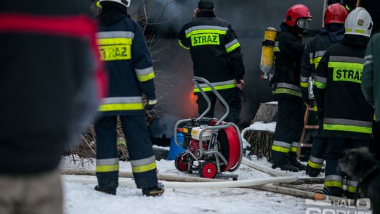 Spalił się dom w środku lasu, 5-osobowa rodzina bez dachu nad głową