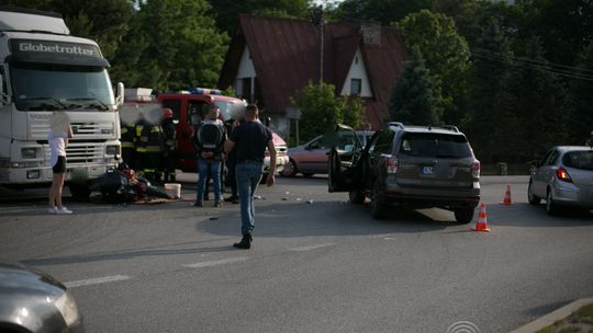 Ropa. Zderzenie motocykla z osobówką. Jedna osoba ranna.