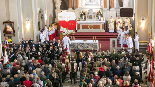 Gorlickie obchody 100. rocznicy odzyskania przez Polskę niepodległości. O godzinie 12.00 wybrzmiał hymn.