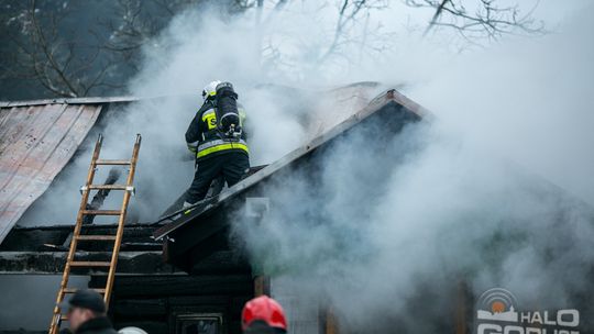 Spalił się dom w środku lasu, 5-osobowa rodzina bez dachu nad głową