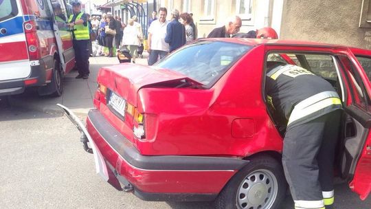 Osobówka kontra autobus. Uderzenie było tak silne, że w volkswagenie złamał się fotel.