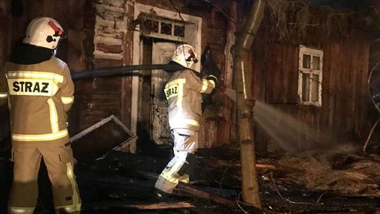 Pożar w Kobylance. Jedna osoba została wyniesiona z płonącego budynku [ZDJĘCIA]