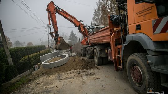 Praca na budowie wre, ale woda „podchodzi”