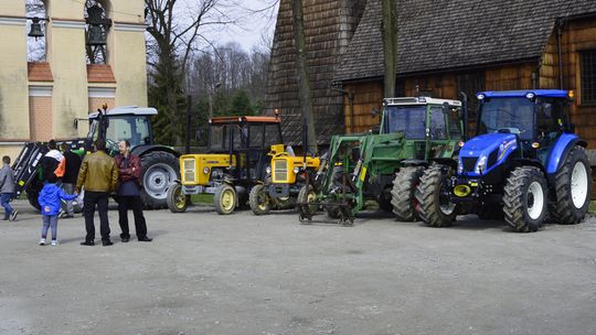 Binarowa: To prawdopodobnie jedyne takie miejsce w Polsce – rolnicy święcą tutaj ciągniki przed rozpoczęciem prac polowych