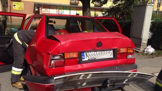 Osobówka kontra autobus. Uderzenie było tak silne, że w volkswagenie złamał się fotel.