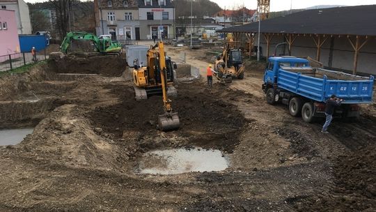 Wylewają beton pod fundamenty przyszłej galerii. Jak duży będzie budynek?