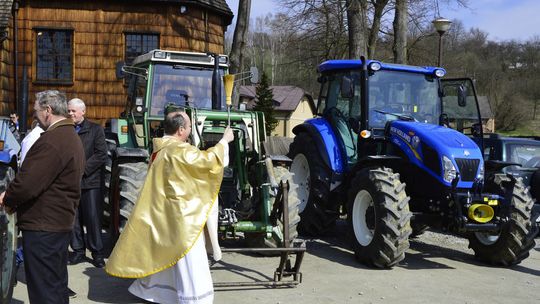 Binarowa: To prawdopodobnie jedyne takie miejsce w Polsce – rolnicy święcą tutaj ciągniki przed rozpoczęciem prac polowych