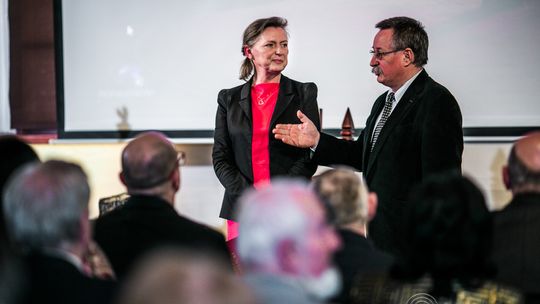 Iwona Budziak ze statuetką Pro Publico Bono