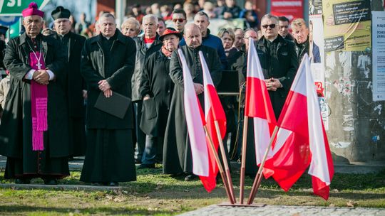 Gorlickie obchody 100. rocznicy odzyskania przez Polskę niepodległości. O godzinie 12.00 wybrzmiał hymn.