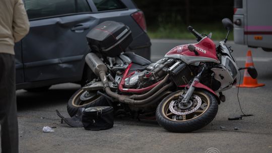 Kolizja motocykla i osobówki w Szymbarku. Jedna osoba poszkodowana (aktualizacja)