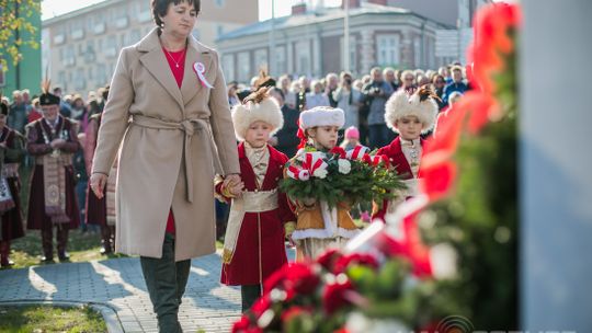 Gorlickie obchody 100. rocznicy odzyskania przez Polskę niepodległości. O godzinie 12.00 wybrzmiał hymn.