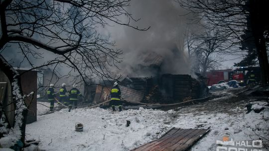 Spalił się dom w środku lasu, 5-osobowa rodzina bez dachu nad głową