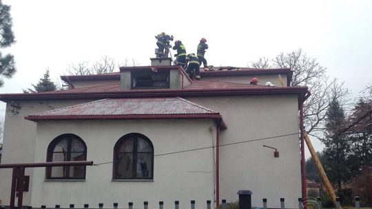 Kobylanka: niebezpieczny pożar sadzy w kominie