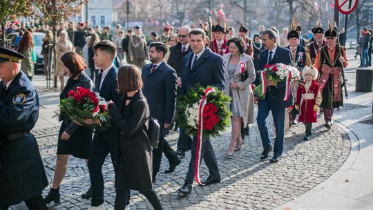 Gorlickie obchody 100. rocznicy odzyskania przez Polskę niepodległości. O godzinie 12.00 wybrzmiał hymn.