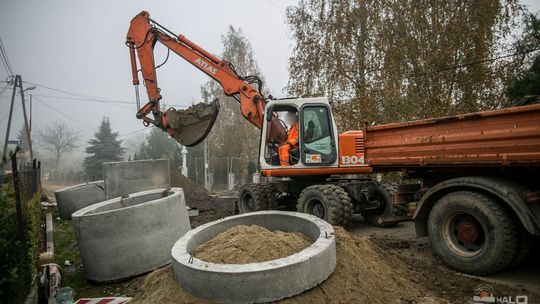 Praca na budowie wre, ale woda „podchodzi”