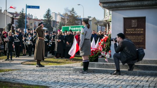 Gorlickie obchody 100. rocznicy odzyskania przez Polskę niepodległości. O godzinie 12.00 wybrzmiał hymn.