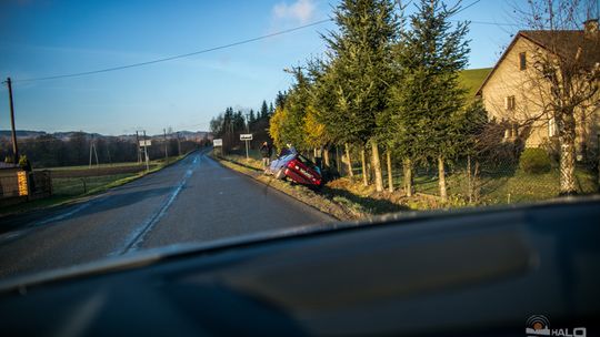 Roztrzaskana osobówka na zjeździe z Klimkówki