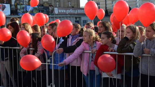 Na płycie Rynku powstała żywa flaga. Tak Gorlice świętują Niepodległość!