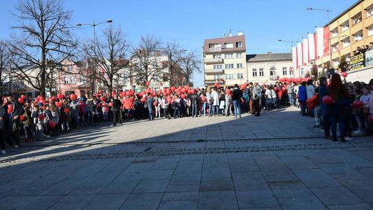 Na płycie Rynku powstała żywa flaga. Tak Gorlice świętują Niepodległość!