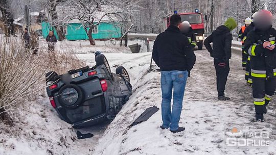 Groźne dachowanie w Bednarce