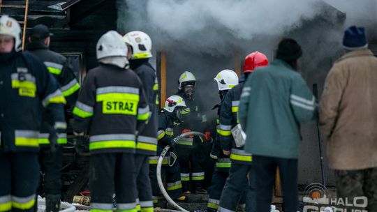 Spalił się dom w środku lasu, 5-osobowa rodzina bez dachu nad głową