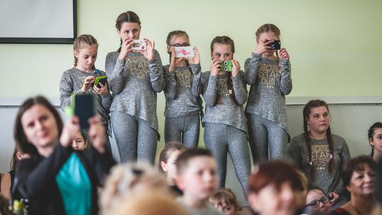 Szkolne zespoły taneczne z Gorlickiego wystąpiły na jednej scenie. Podsumowanie przeglądu „Radość Dzieciom”.