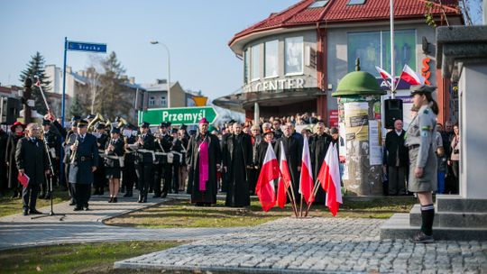 Gorlickie obchody 100. rocznicy odzyskania przez Polskę niepodległości. O godzinie 12.00 wybrzmiał hymn.