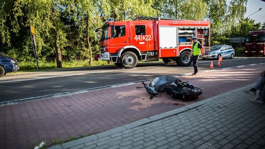 Dominikowice. Zderzenie skutera i osobówki. Jedna osoba ranna.