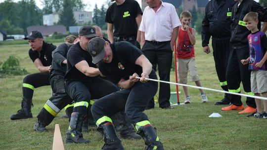 Dzień Strażaka w Sękowej: Kevin Aiston kucharzył razem z dzieciakami, a druhowie przeciagali linę, by wygrać beczkę piwa