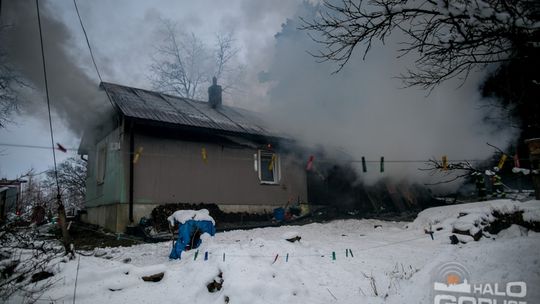 Spalił się dom w środku lasu, 5-osobowa rodzina bez dachu nad głową