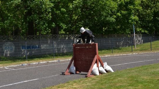 Na stadionie trwa zaciekła rywalizacja druhen i druhów z Gorlickiego