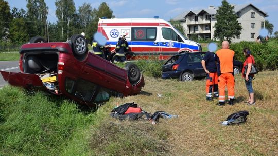 Zderzenie pojazdów w Dominikowicach. Jeden z nich dachował.