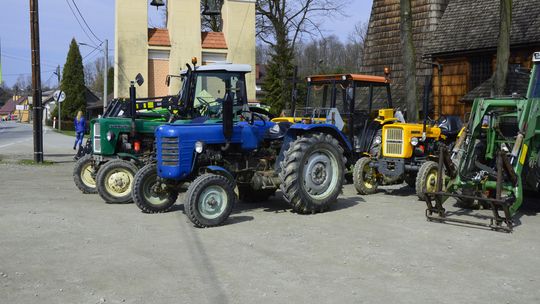 Binarowa: To prawdopodobnie jedyne takie miejsce w Polsce – rolnicy święcą tutaj ciągniki przed rozpoczęciem prac polowych