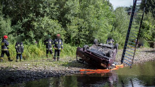 Siary. Samochód spadł z mostu na dach.