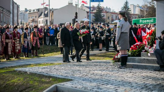 Gorlickie obchody 100. rocznicy odzyskania przez Polskę niepodległości. O godzinie 12.00 wybrzmiał hymn.