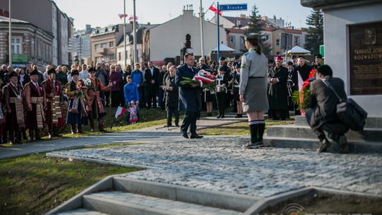 Gorlickie obchody 100. rocznicy odzyskania przez Polskę niepodległości. O godzinie 12.00 wybrzmiał hymn.