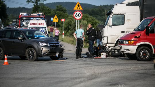 Ropa. Zderzenie motocykla z osobówką. Jedna osoba ranna.