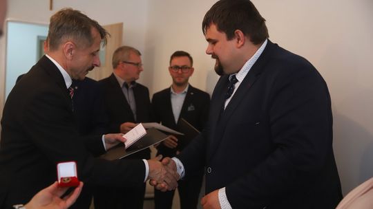 W Bieczu, burmistrz Wędrychowicz wręczył odznaki "Za Zasługi dla Ochrony Zdrowia"