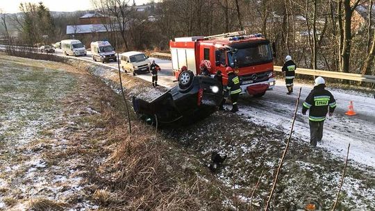 Szklanka na zjeździe z Kwiatonowic, samochód w rowie (AKTUALIZACJA)