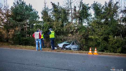 Roztrzaskana osobówka na zjeździe z Klimkówki