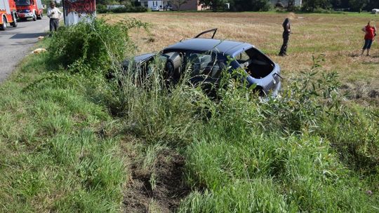 Zderzenie pojazdów w Dominikowicach. Jeden z nich dachował.