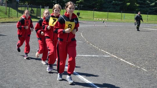 Na stadionie trwa zaciekła rywalizacja druhen i druhów z Gorlickiego