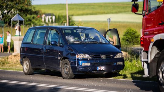 Dominikowice. Zderzenie skutera i osobówki. Jedna osoba ranna.