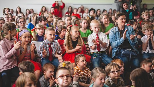 Szkolne zespoły taneczne z Gorlickiego wystąpiły na jednej scenie. Podsumowanie przeglądu „Radość Dzieciom”.